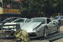 Tránh chó, bộ đôi siêu xe Ferrari tiền tỷ "nát đầu"