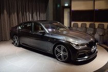 Xế sang BMW 750Li xDrive độ ngoại thất “siêu độc“