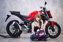 Hotgirl “thả dáng” bên Honda CB500F giá 139 triệu