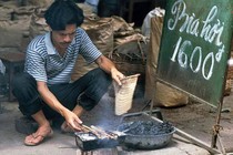 Kho ảnh khổng lồ về VN 1991-1993: Nhậu nhẹt ở Hà Nội