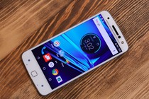  Cận cảnh điện thoại Moto Z: Ván bài của Lenovo