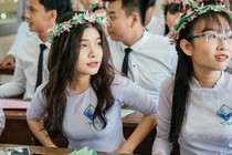 Kiểu tóc mặc áo dài trắng cực xinh nàng nào cũng nên biết