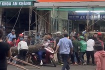 Người dân xúm lại khiêng cây lên, giải cứu cô gái bị mắc kẹt