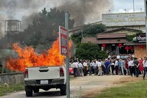 Lâm Đồng: Xe bán tải bốc cháy sau va chạm với người đi bộ