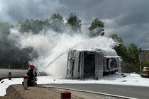 Xe bồn chở xăng bị nổ lốp bốc cháy trên đèo M’Đrắk