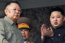 Ông Kim Jong-un học  từ cha nghệ thuật “tung hỏa mù”?