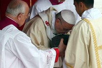 Vatican lần đầu trưng bày di cốt Thánh Peter