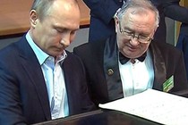 Xem Tổng thống Putin ngẫu hứng chơi piano