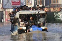 Cận cảnh lũ lớn nhất ở Ấn Độ, Pakistan trong 50 năm