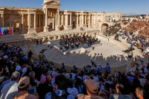 Quân đội Nga - Syria chăm chú nghe nhạc ở thành cổ Palmyra