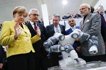 Chùm ảnh Thủ tướng Đức Merkel thích chơi robot