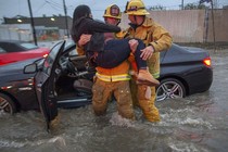 Chùm ảnh bão lớn hoành hành ở California, 2 người chết