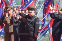 Ảnh: Ông Kim Jong-un cười tươi trong lễ khánh thành khu phố mới