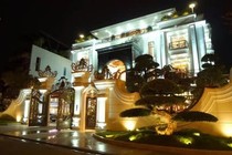 Choáng ngợp siêu biệt thự toàn bằng gỗ quý của đại gia Đà Nẵng