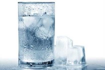 8 tác hại khi uống nước đá vào ngày hè nắng nóng