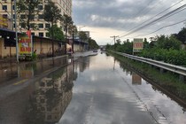Hà Nội: Nguy cơ mất an toàn giao thông trên đoạn đường thường xuyên ngập nước