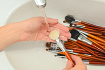 7 sai lầm khi trang điểm khiến da lão hóa sớm