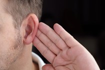 Sau khi ăn tiết canh người đàn ông đột ngột bị điếc