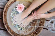 Trời lạnh, ngâm chân nước ấm cực tốt nhưng đừng mắc sai lầm này