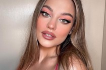 Tips trang điểm nhẹ nhàng bắt kịp trend tông màu Peach Fuzz của năm 2024
