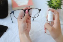 Cách vệ sinh kính cận sáng bóng như mới, không bị xước