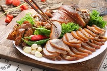 Hôm nay ăn gì: Chân giò chiên nước mắm đậm đà thơm ngon
