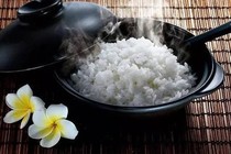 Thói quen xấu khi ăn cơm khiến "rước bệnh vào thân"