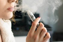 Tác hại tiềm ẩn "mùi hương quyến rũ" trong thuốc lá điện tử