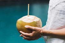 Tác hại tiềm ẩn của việc uống quá nhiều nước dừa 