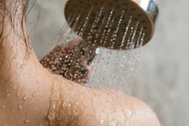 Mùa hè nắng nóng, tắm nhiều lần trong ngày có gây hại da?