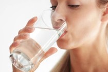 Thói quen uống nước âm thầm gây hại cho thận