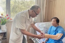 Người phụ nữ bị phù bạch mạch cánh tay sau phẫu thuật ung thư vú