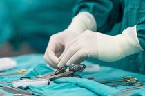 Người đàn ông vỡ đôi tinh hoàn vì con trai dùng đồ chơi đập trúng