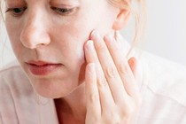 Chuyển mùa xuân - hè: Vì sao da dễ bị khô, bong tróc?
