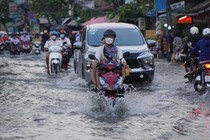 Miền Trung mưa lớn kéo dài, Nam Bộ triều cường mạnh có thể gây ngập