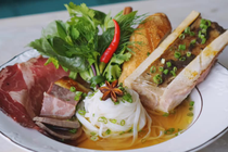 Bánh mì, tô phở giá tiền triệu tại nhà hàng vừa nhận sao Michelin