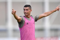 Ronaldo ghi điểm trong buổi tập đầu tiên cùng Juventus