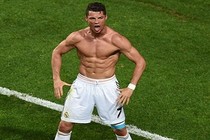 Trai đẹp bóng đá Ronaldo mách nước giữ thân hình 6 múi