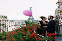 Gái xinh tung tẩy ôm bóng bay màu hồng phượt khắp Paris