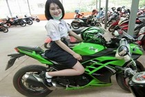 Hot girl niềng răng cưỡi “quái thú” đến trường gây sốt