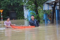 Hoãn cưới vì cô dâu kẹt ở đèo Cả, quê nhà nước lũ mênh mông