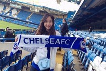 Dành cả thanh xuân để du lịch SVĐ, fan nữ Chelsea bỗng nổi tiếng