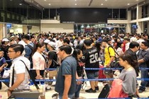 Sân bay Tân Sơn Nhất quá tải, nhiều người ngủ gục chờ check-in