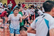 Những hình ảnh phản cảm ném bóng nước ngày chia tay tuổi học trò