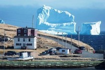 “Độc lạ” tảng băng khổng lồ mắc cạn cạnh thị trấn Canada 