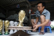 Dân mạng thích thú cúp vô địch World Cup tại VN