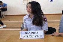 Xuất hiện bên tấm biển lạ, nữ sinh ĐH Hàng hải bổng nổi tiếng như cồn