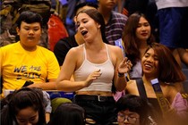 Fan girl con lai "đốt cháy" khán đài với màn dance cam bốc lửa 