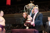 Tổng thống Donald Trump muốn đấu vật với sumo nổi tiếng Asanoyama.