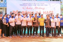 CLB Hoàng Anh Gia Lai trao học bổng cho học sinh khó khăn